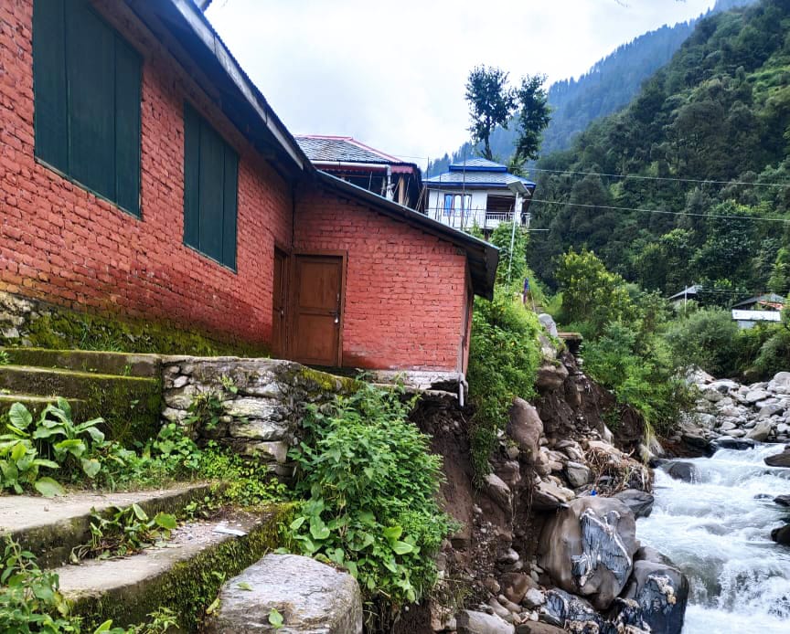 ग्राम पंचायत तरस्वाण के द्रगड़ और गढ़गांव में क्षतिग्रस्त मकान। ग्राम पंचायत तरस्वाण के द्रगड़ और गढ़गांव में क्षतिग्रस्त मकान।