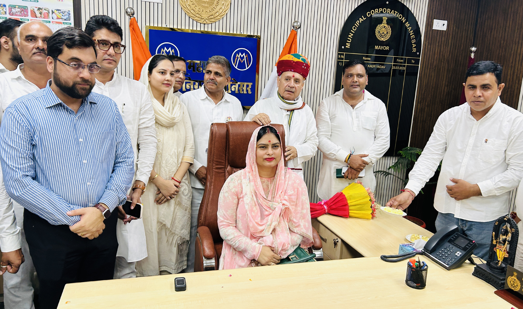 मानेसर नगर निगम कार्यालय परिसर में मेयर डा. इंद्रजीत कौर यादव के कार्यालय का उद्घाटन करने के बाद उन्हें कुर्सी पर बिठाते केंद्रीय मंत्री राव इंद्रजीत सिंह।