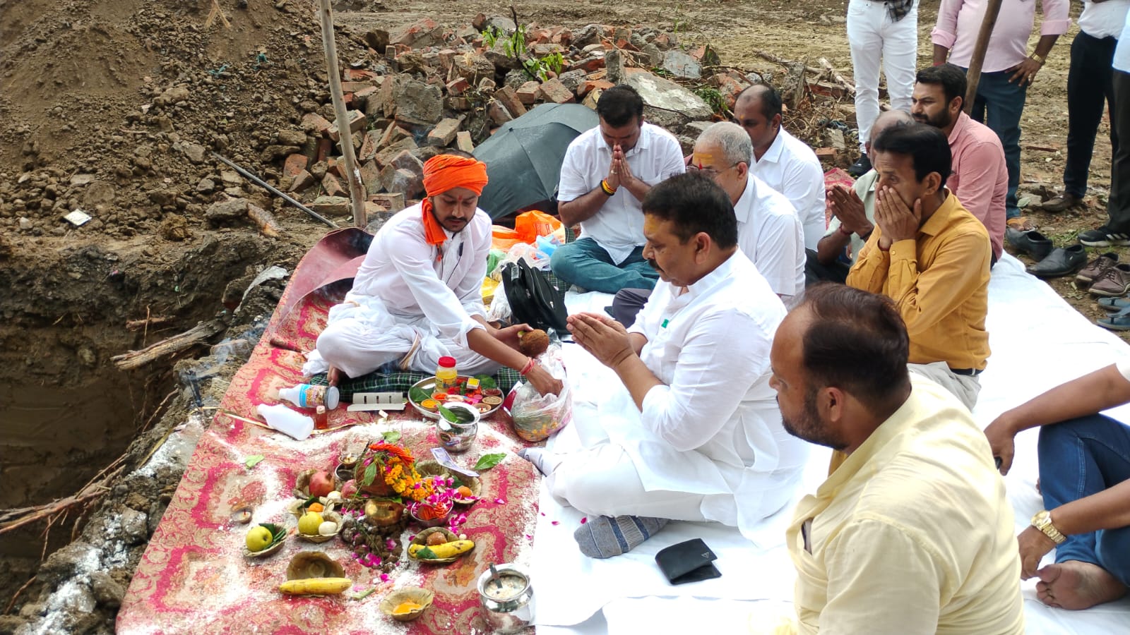 नवीन जिला पुस्तकालय का भूमि पूजन करते राज्यमंत्री रविन्द्र जायसवाल नवीन जिला पुस्तकालय का भूमि पूजन करते राज्यमंत्री रविन्द्र जायसवाल