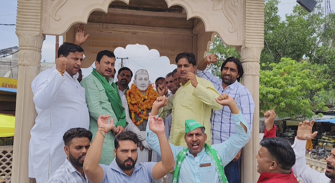 युवा रालोद प्रदेश अध्यक्ष ने किसानों के मसीहा को किया नमन युवा रालोद प्रदेश अध्यक्ष ने किसानों के मसीहा को किया नमन