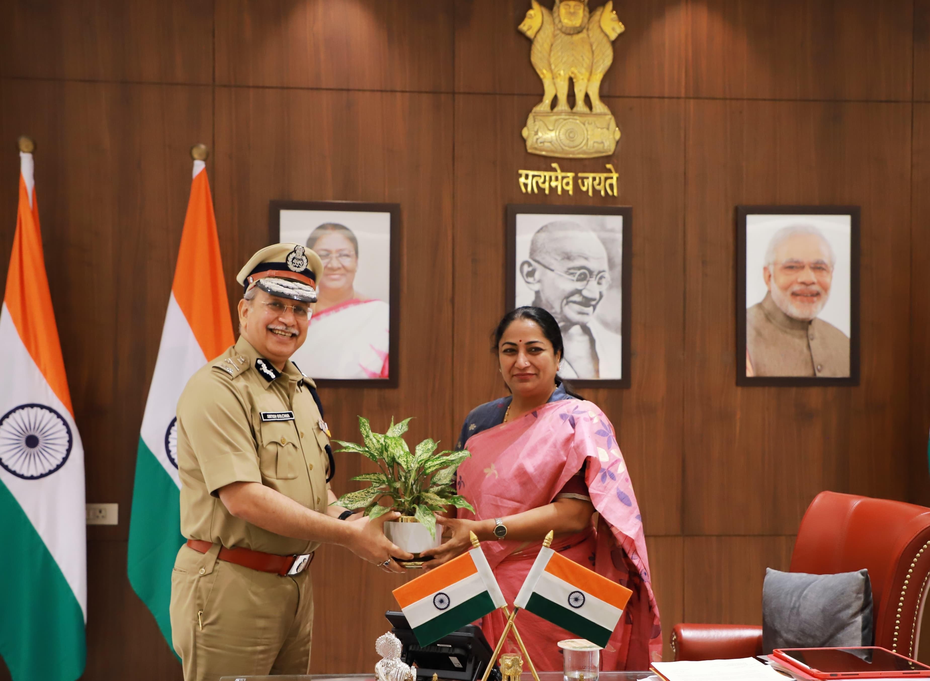 दिल्ली पुलिस आयुक्त सतीश गोलचा ने शुक्रवार को मुख्यमंत्री रेखा गुप्ता से की मुलाकात दिल्ली पुलिस आयुक्त सतीश गोलचा ने शुक्रवार को मुख्यमंत्री रेखा गुप्ता से की मुलाकात