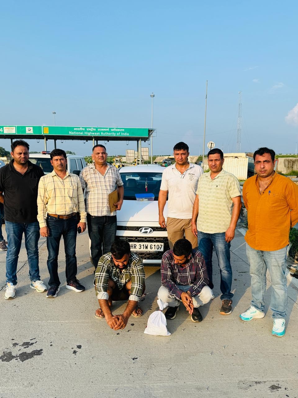 पुलिस गिरफ्त में नशा तस्कर।