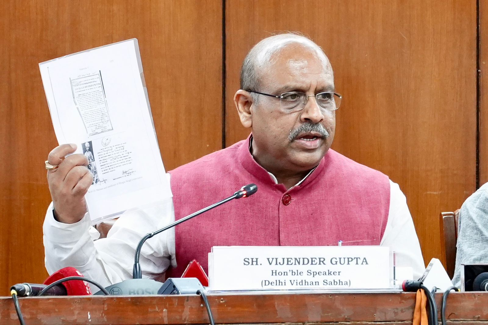 दिल्ली विधानसभा में शुक्रवार को प्रेस कांफ्रेंस करते विधानसभा अध्यक्ष विजेंद्र गुप्ता