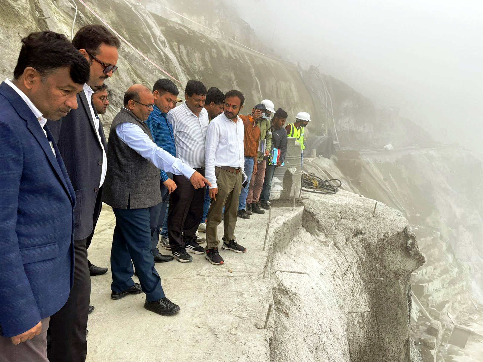बलियानाला में चल रहे सुदृढ़ीकरण कार्यों का निरीक्षण करते आपदा प्रबंधन सचिव विनोद कुमार सुमन।