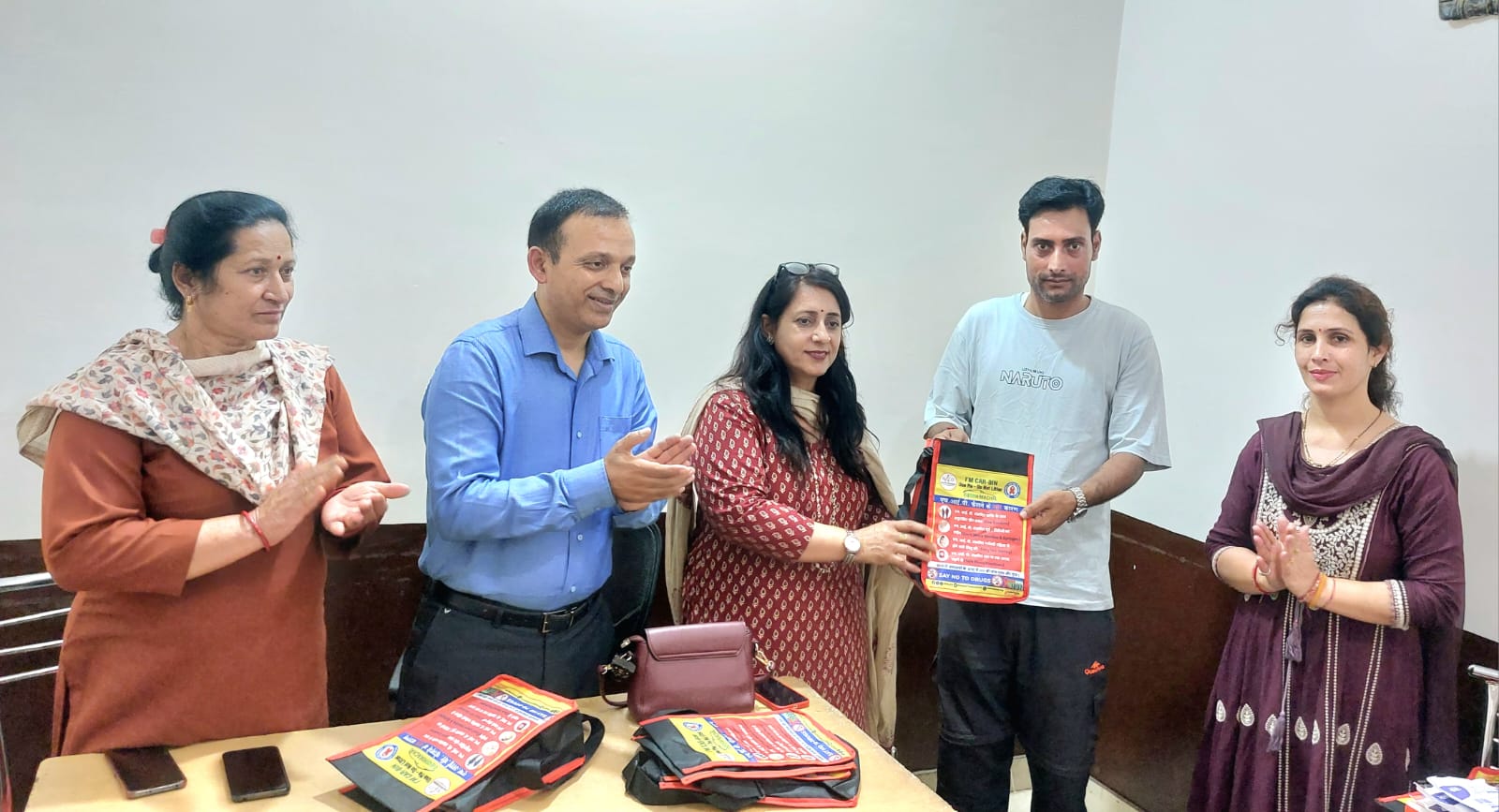 कार बिन बैग का वितरण करते हुए नगर पंचायत अध्यक्ष। कार बिन बैग का वितरण करते हुए नगर पंचायत अध्यक्ष।