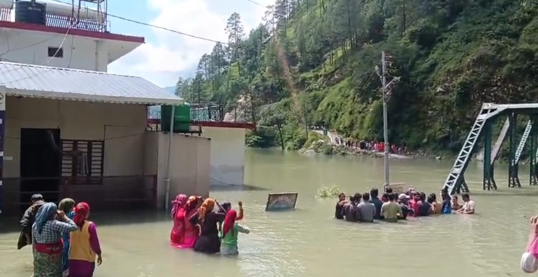 स्यानाचट्टी जलमग्न, गुस्साए लोग झील में उतरे” लगाए नारे स्यानाचट्टी जलमग्न, गुस्साए लोग झील में उतरे” लगाए नारे
