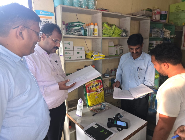 दुकानों पर निरीक्षण करते संयुक्त कृषि निदेशक (फोटो) दुकानों पर निरीक्षण करते संयुक्त कृषि निदेशक (फोटो)