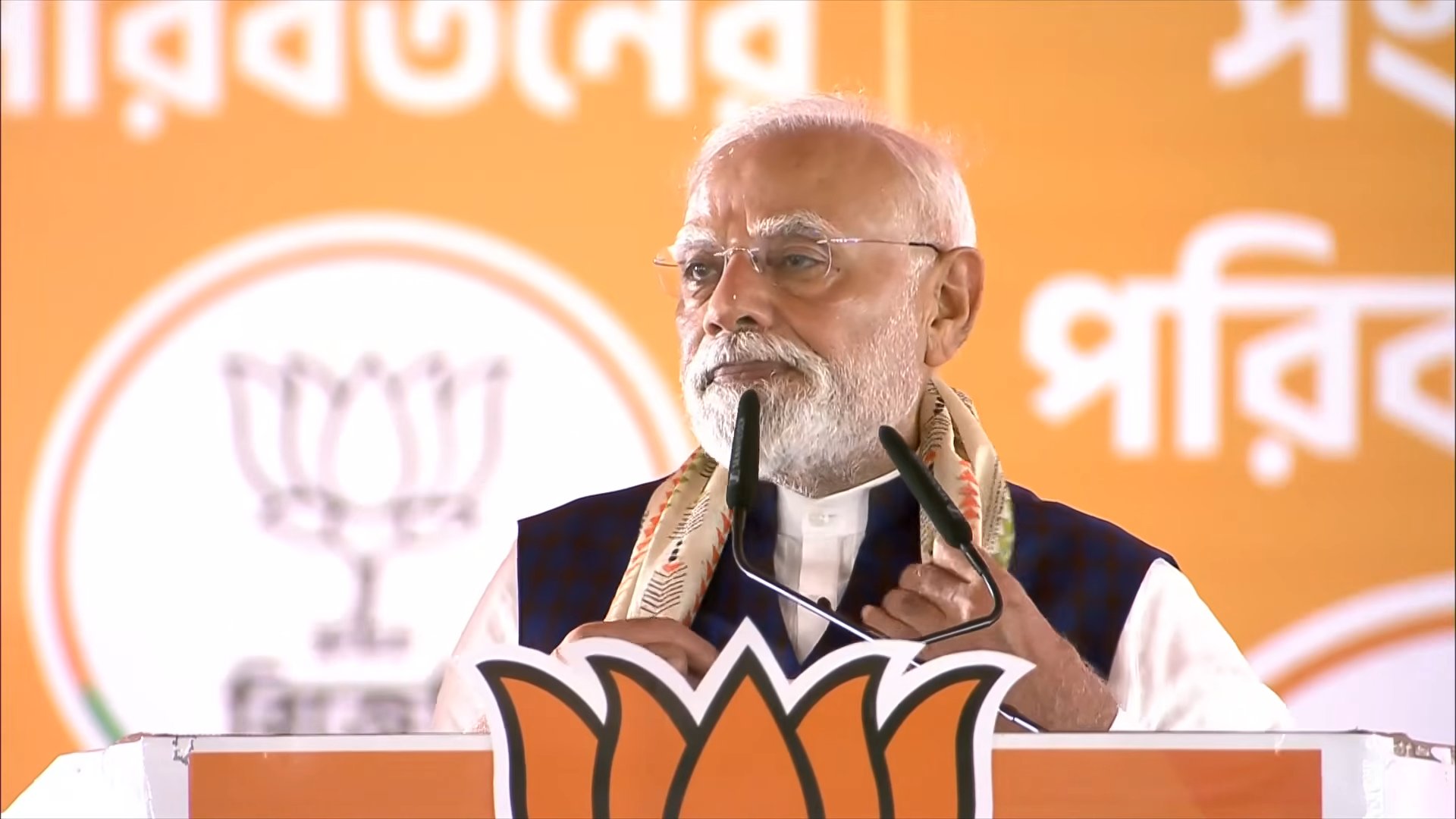 प्रधानमंत्री नरेन्द्र मोदी राजनीतिक सभा को संबोधित करते हुए प्रधानमंत्री नरेन्द्र मोदी राजनीतिक सभा को संबोधित करते हुए