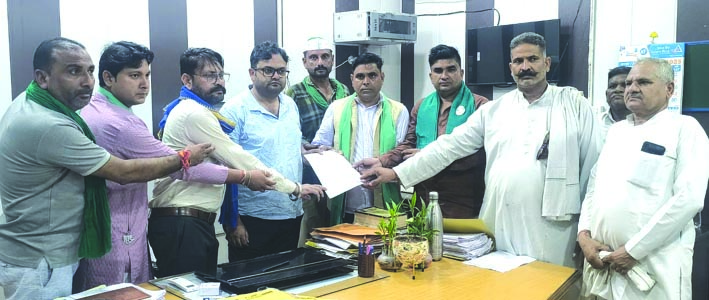 एसडीएम को ज्ञापन सौंपते हुए एसडीएम को ज्ञापन सौंपते हुए