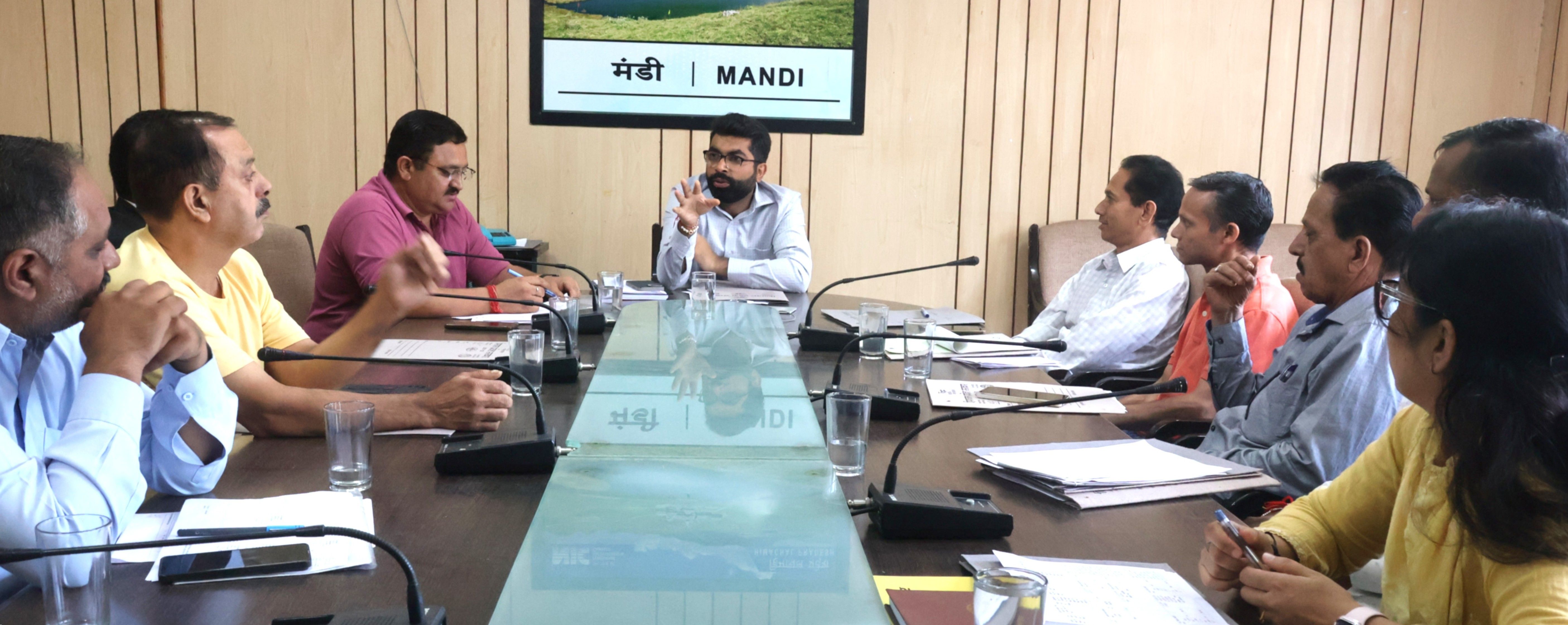 नए मतदान केंद्रों की प्रारूप सूचियों पर चर्चा करते हुए अतिरिक्त उपायुक्त। नए मतदान केंद्रों की प्रारूप सूचियों पर चर्चा करते हुए अतिरिक्त उपायुक्त।