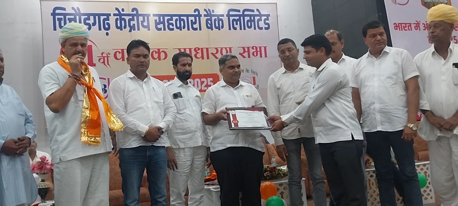 चित्तौड़गढ़ केंद्रीय सहकारी बैंक की आम सभा में सम्मानित करते सहकारिता मंत्री। चित्तौड़गढ़ केंद्रीय सहकारी बैंक की आम सभा में सम्मानित करते सहकारिता मंत्री।