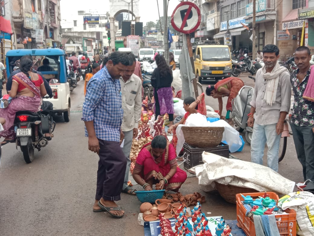 मकई चौक के पास नांदिया बैल खरीदते हुए लोग। मकई चौक के पास नांदिया बैल खरीदते हुए लोग।