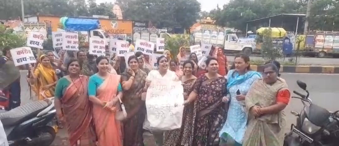 विरोध प्र्रदर्शन,कहा हिम्मत है तो हमें भरो बोरों में विरोध प्र्रदर्शन,कहा हिम्मत है तो हमें भरो बोरों में