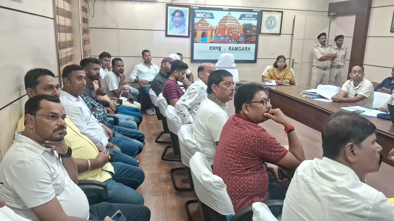 दुकान आवंटित के दौरान मौजूद दुकानदार दुकान आवंटित के दौरान मौजूद दुकानदार