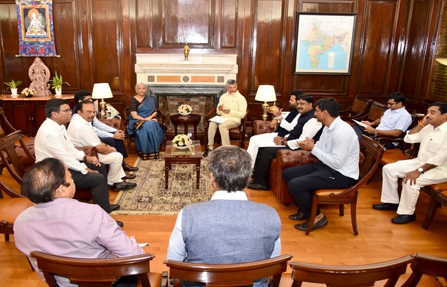 वित्त मंत्री से मुलाकात करते मुख्यमंत्री चंद्रबाबू नायडू और अन्य वित्त मंत्री से मुलाकात करते मुख्यमंत्री चंद्रबाबू नायडू और अन्य
