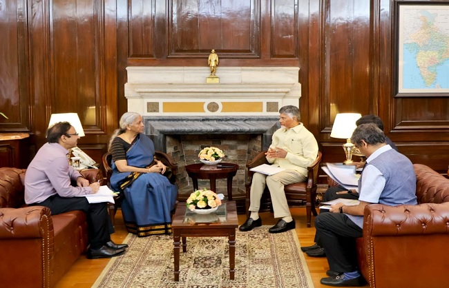 वित्त मंत्री से मुलाकात करते मुख्यमंत्री चंद्रबाबू नायडू और अन्य वित्त मंत्री से मुलाकात करते मुख्यमंत्री चंद्रबाबू नायडू और अन्य