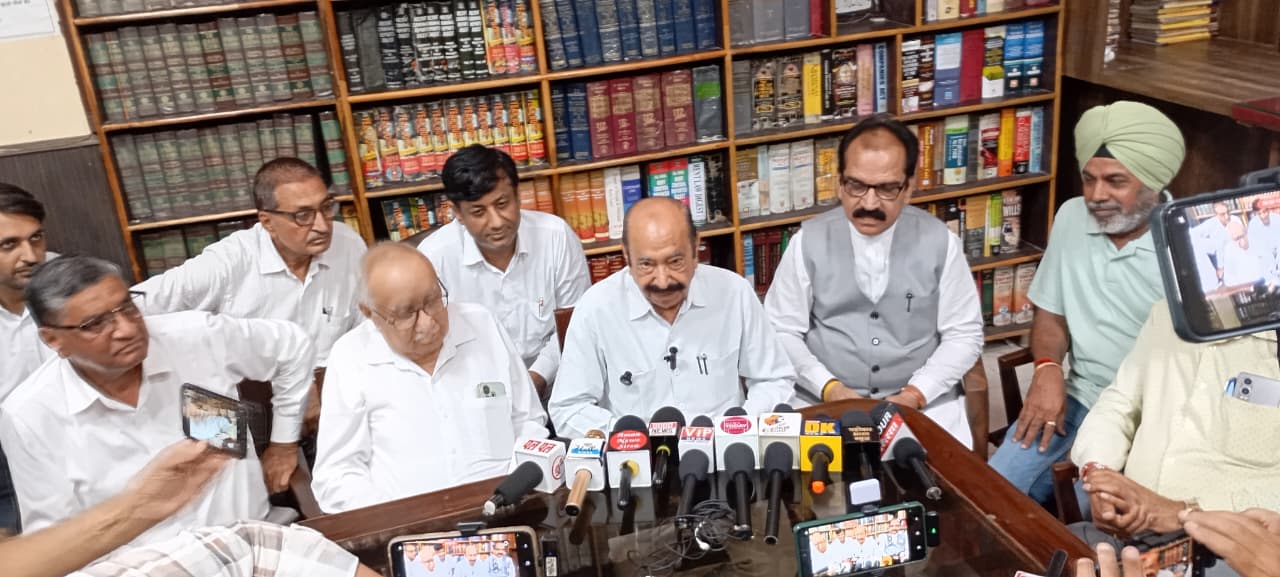 पत्रकारों से बातचीत करते बार संघ के जिला प्रधान गंगाराम ढाका।