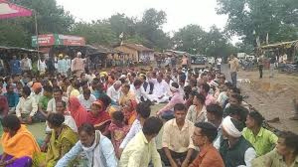 ग्रामीणों ने हाईवे पर लगाया जाम ग्रामीणों ने हाईवे पर लगाया जाम