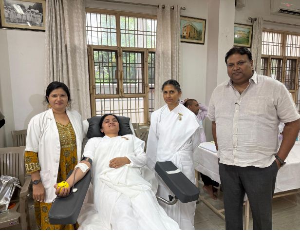 रक्तदान करती ब्रह्म कुमारी संस्था की सदस्य रक्तदान करती ब्रह्म कुमारी संस्था की सदस्य