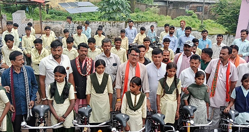 मप्रः मंत्री चौहान ने अलीराजपुर में किया नि:शुल्क साइकिल वितरण मप्रः मंत्री चौहान ने अलीराजपुर में किया नि:शुल्क साइकिल वितरण