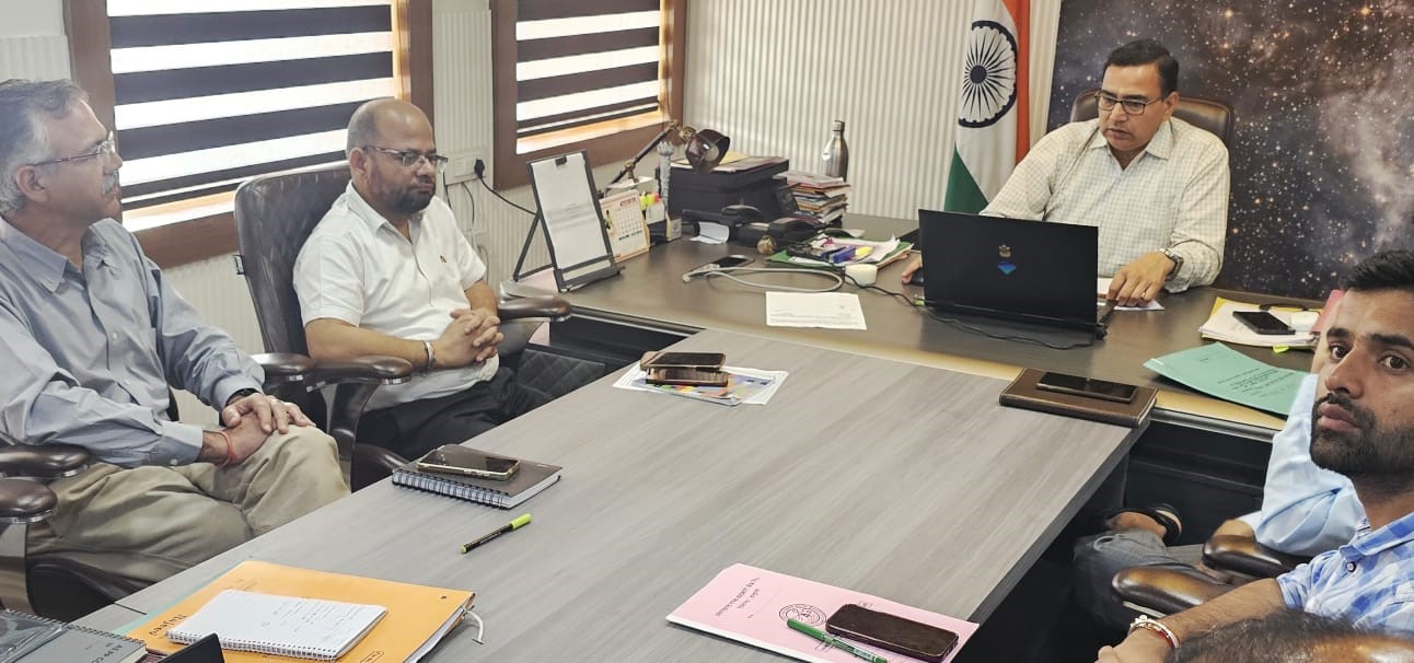 गोपेश्वर में हाइवे भू-धंसाव की समीक्षा करते हुए। गोपेश्वर में हाइवे भू-धंसाव की समीक्षा करते हुए।