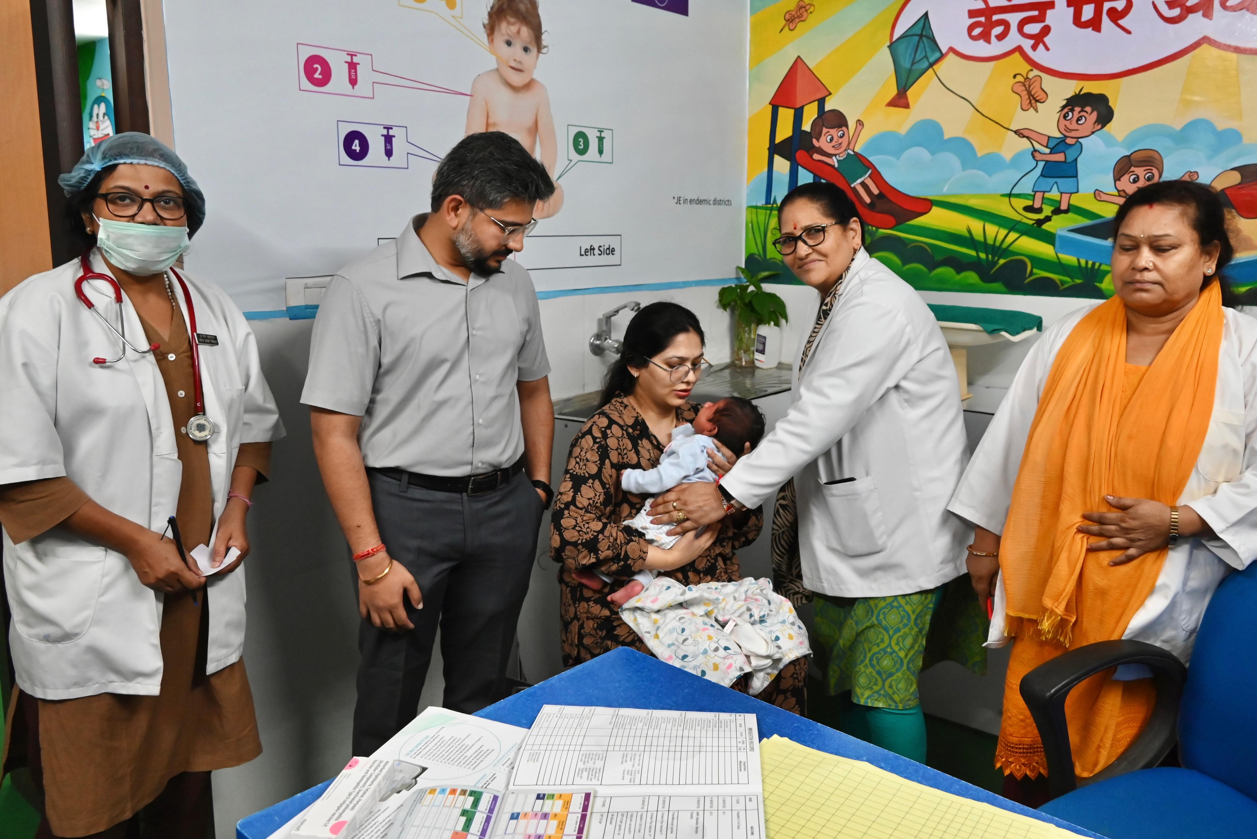 मुख्य सीडीओ अभिनव शाह सरकारी आधुनिक टीकाकरण केंद्र में बेटे को टीकाकरण कराते। मुख्य सीडीओ अभिनव शाह सरकारी आधुनिक टीकाकरण केंद्र में बेटे को टीकाकरण कराते।
