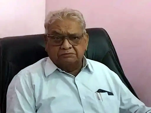 एटक के प्रदेश चेयरमैन बेचू गिरी जानकारी देते हुए।