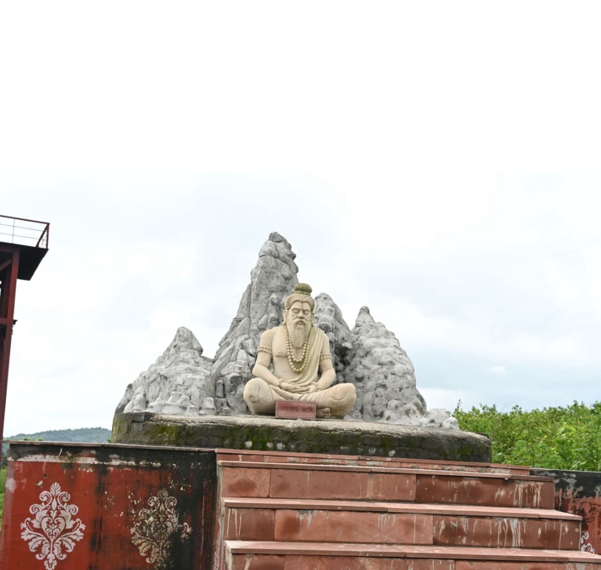 पहाड़ी में बनाई गई आकर्षण मूर्ति। पहाड़ी में बनाई गई आकर्षण मूर्ति।