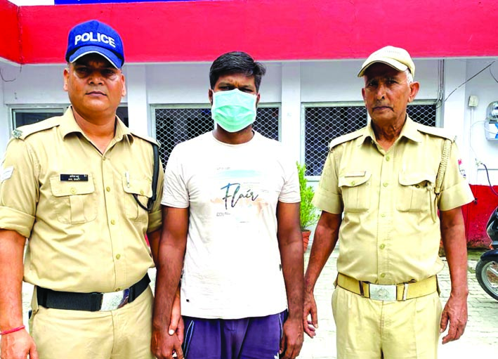 पुलिस गिरफ्त में आरोपित पुलिस गिरफ्त में आरोपित