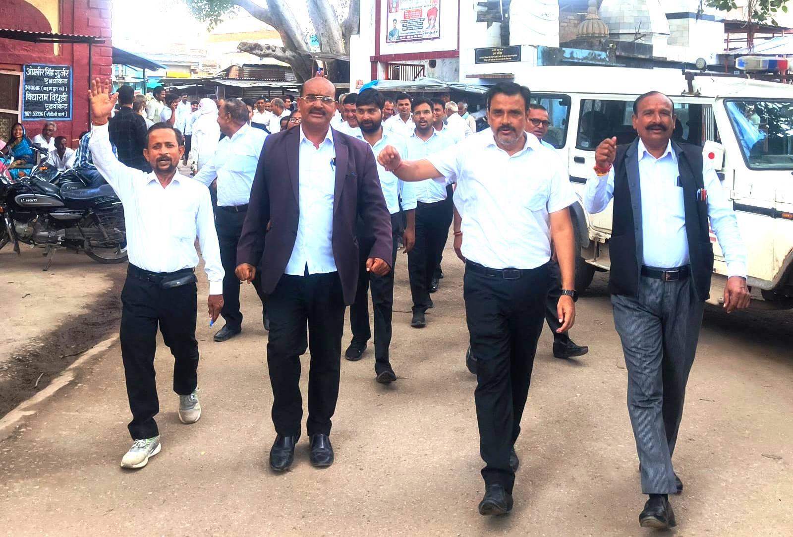 धाैलपुर में चैंबर की मांग को लेकर अधिवक्ताओं ने किया विरोध प्रदर्शन धाैलपुर में चैंबर की मांग को लेकर अधिवक्ताओं ने किया विरोध प्रदर्शन