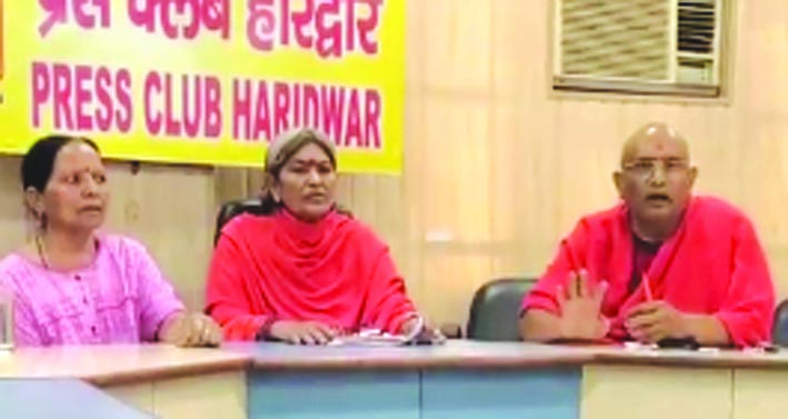 पत्रकारों से वार्ता करते हुए गीता बेन पत्रकारों से वार्ता करते हुए गीता बेन