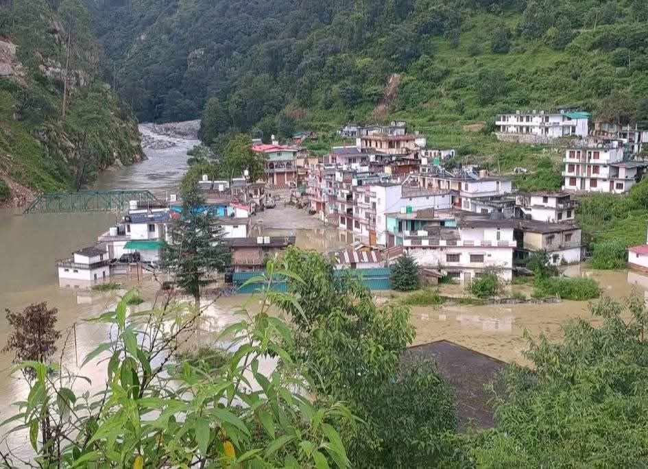 यमुना में बनी झील में समाता स्यानाचट्टी। यमुना में बनी झील में समाता स्यानाचट्टी।