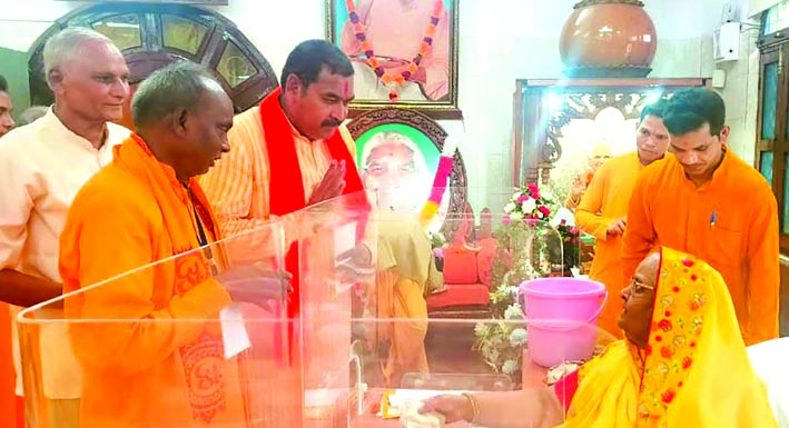 शैलदीदी से भेंट करते हुए