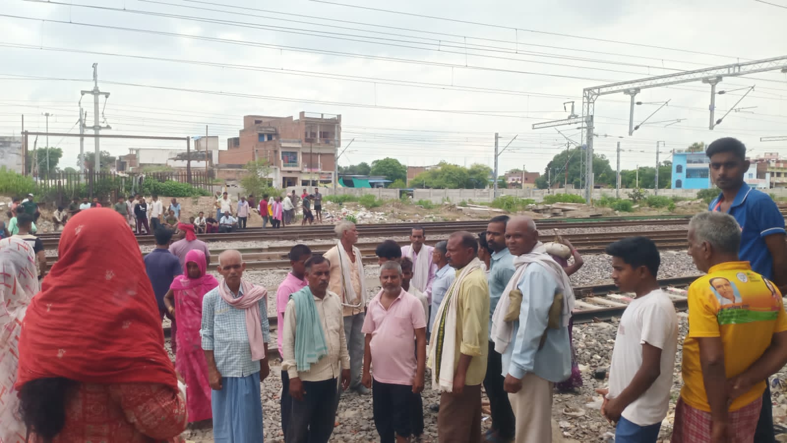 नरायनपुर के बंद रेलवे फाटक के पास जुटी ग्रामीणों की भीड़। नरायनपुर के बंद रेलवे फाटक के पास जुटी ग्रामीणों की भीड़।