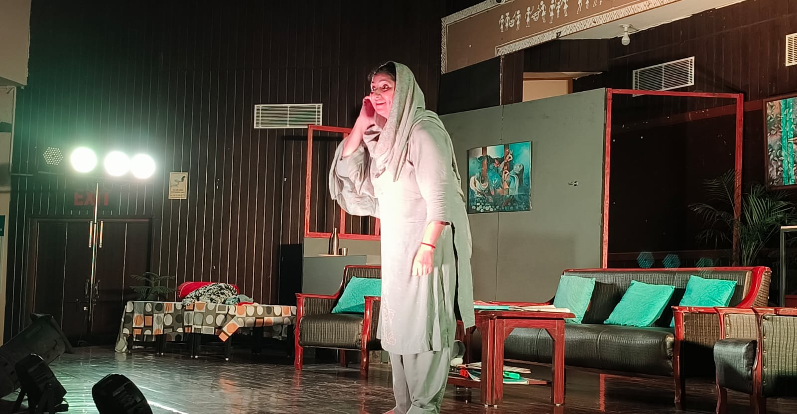 जम्मू विश्वविद्यालय में रंगयुग का ऐतिहासिक डोगरी नाटक चंचलो’ मंचित, दर्शक हुए भावविभोर जम्मू विश्वविद्यालय में रंगयुग का ऐतिहासिक डोगरी नाटक चंचलो’ मंचित, दर्शक हुए भावविभोर