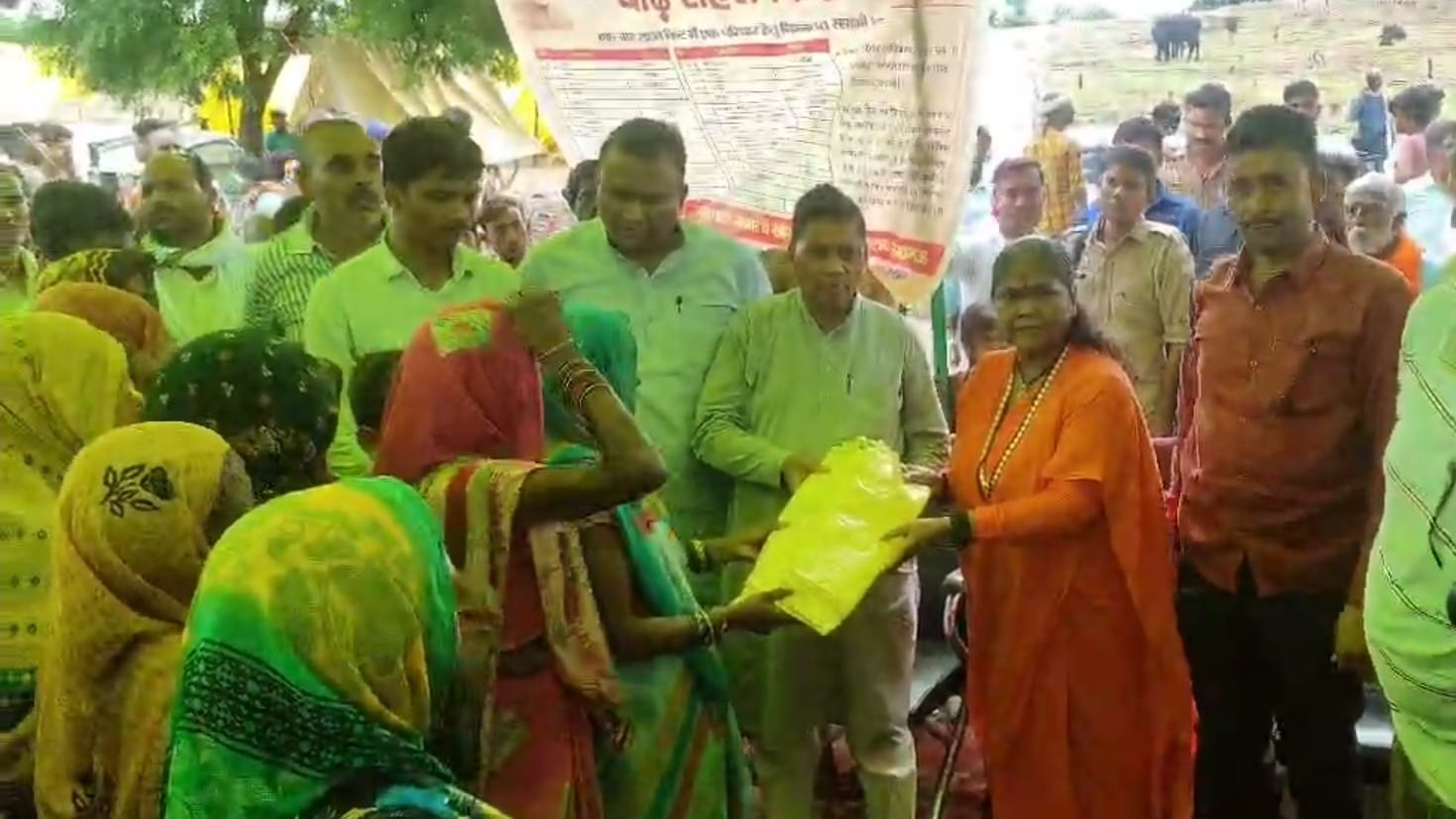 बाढ़ प्रभावित लोगों तिरपाल व राहत सामग्री बांटते पूर्व केंद्रीय मंत्री व भाजपा विधायक बाढ़ प्रभावित लोगों तिरपाल व राहत सामग्री बांटते पूर्व केंद्रीय मंत्री व भाजपा विधायक
