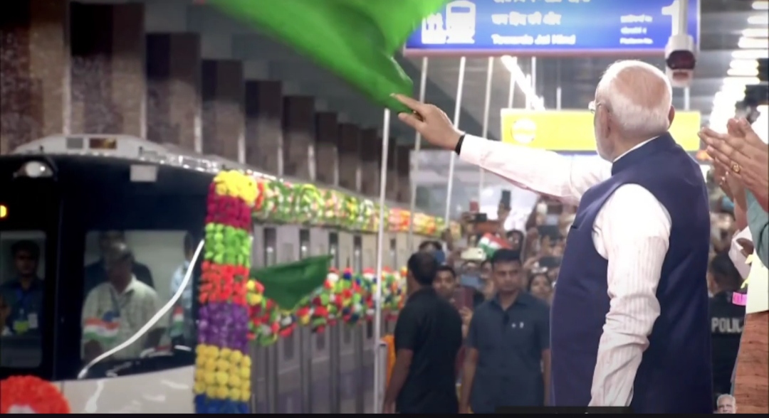 प्रधानमंत्री नरेन्द्र मोदी शुक्रवार को कोलकाता मेट्रो को हरी झंड़ी दिखाते हुए प्रधानमंत्री नरेन्द्र मोदी शुक्रवार को कोलकाता मेट्रो को हरी झंड़ी दिखाते हुए