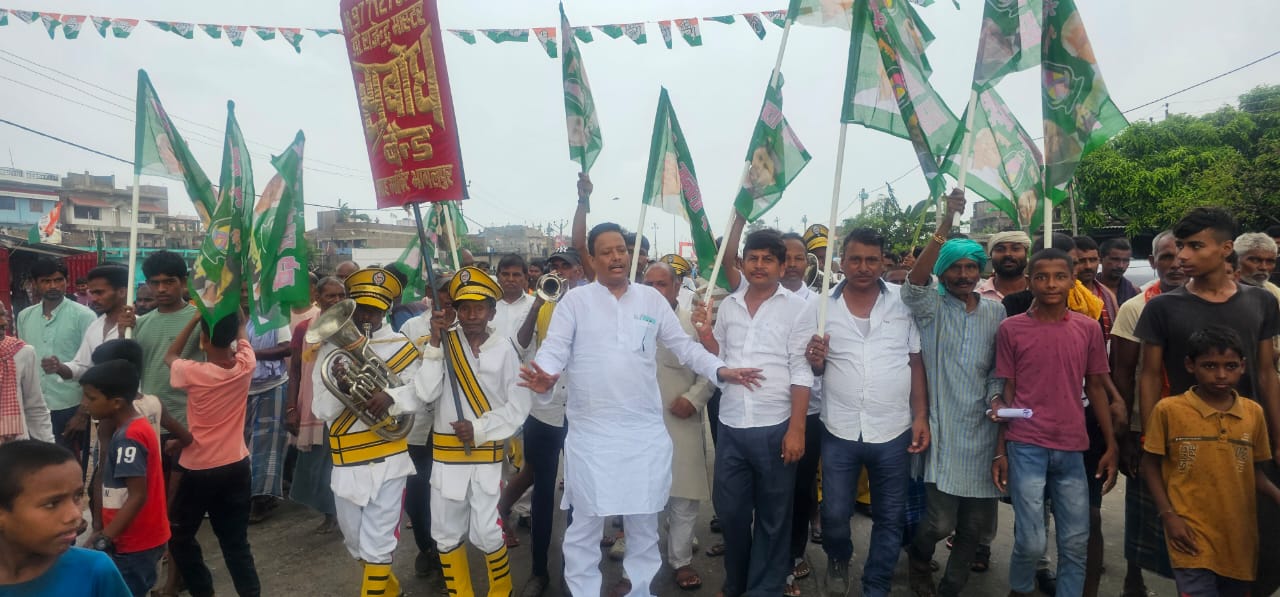 स्वागत करते चक्रपाणि और अन्य स्वागत करते चक्रपाणि और अन्य
