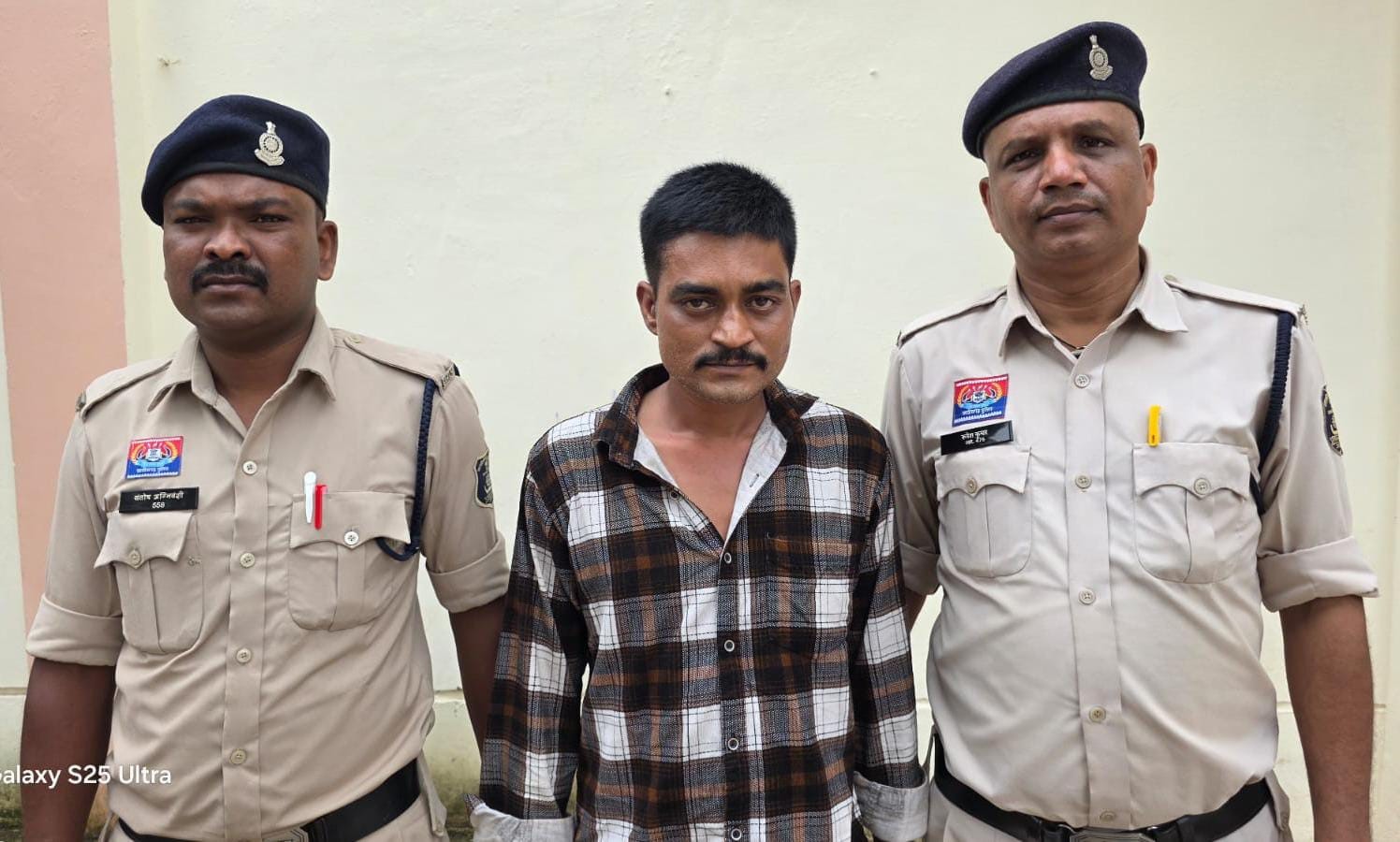 हेरोइन के साथ गिरफ्तार युवक व पुलिस जवान।