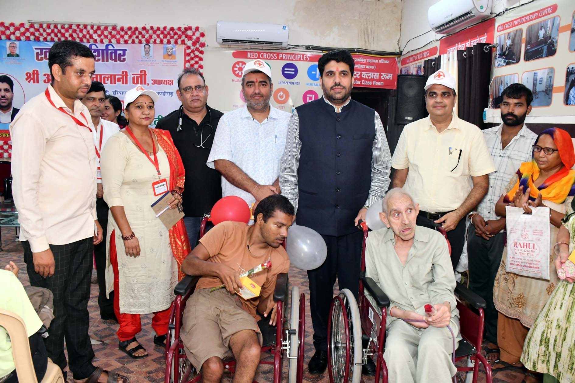 जरूरतमंदों को ट्राई साइकिल प्रदान करते रेड क्रॉस सोसायटी हरियाणा के उपाध्यक्ष अंकुश मिगलानी।