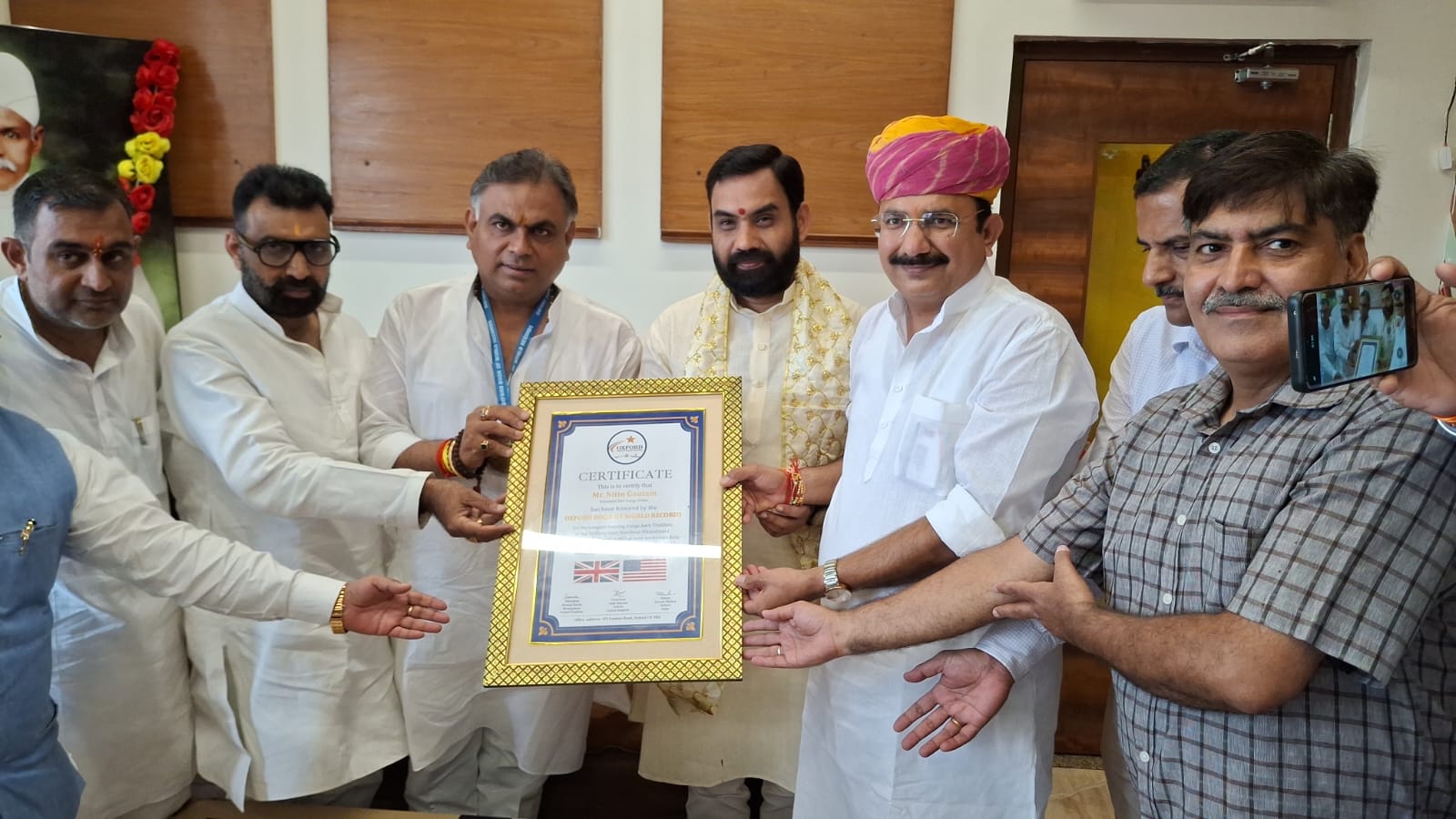 प्रमाण पत्र प्रदान करते श्री मिश्रा प्रमाण पत्र प्रदान करते श्री मिश्रा