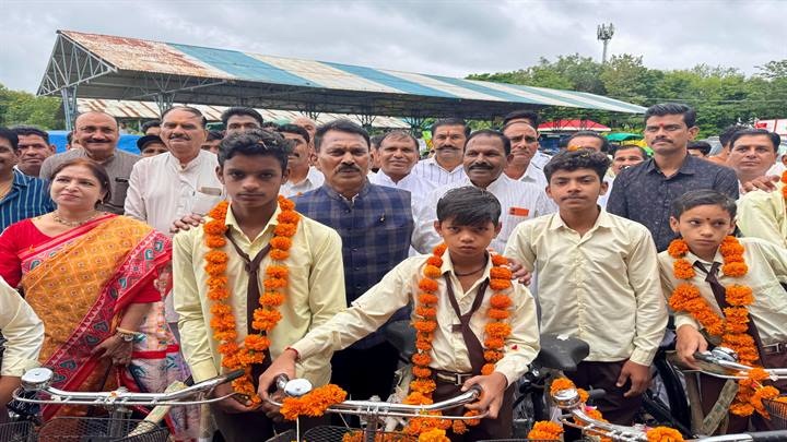 मंत्री सिलावट ने सांवेर में स्कूली बच्चों को साइकिल वितरित की मंत्री सिलावट ने सांवेर में स्कूली बच्चों को साइकिल वितरित की