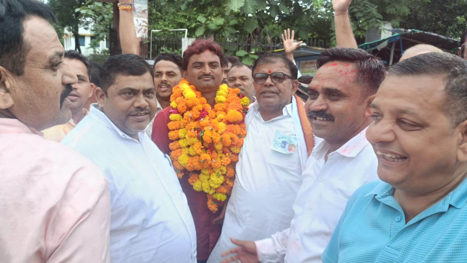 पीठ जिला परिषद में विजयी भाजपा उम्मीदवार का स्वागत करते कार्यकर्ता पीठ जिला परिषद में विजयी भाजपा उम्मीदवार का स्वागत करते कार्यकर्ता