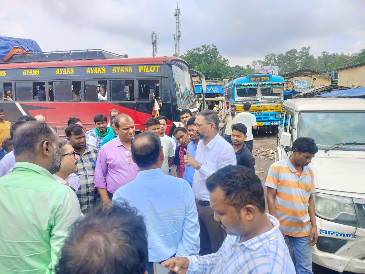 बस एसोसिएशन को निर्देश देते डीटीओ बस एसोसिएशन को निर्देश देते डीटीओ