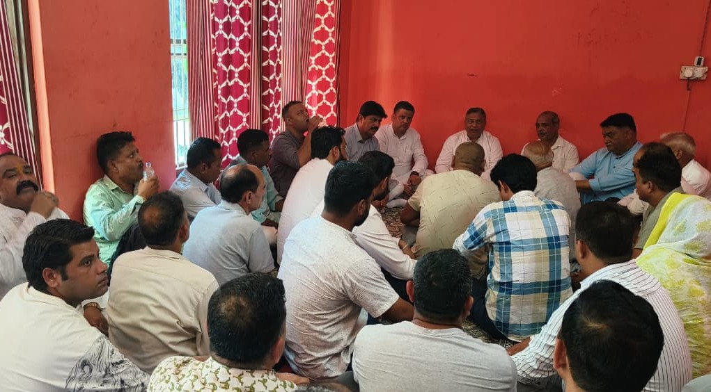 सत शर्मा ने जम्मू में बादल फटने से पीड़ित परिवारों से मुलाकात की, संवेदना व्यक्त की सत शर्मा ने जम्मू में बादल फटने से पीड़ित परिवारों से मुलाकात की, संवेदना व्यक्त की