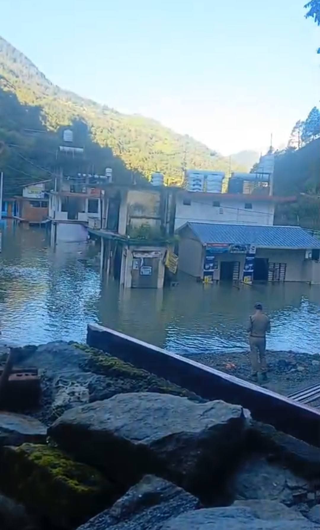 झील में समाते आवासीय भवन। झील में समाते आवासीय भवन।