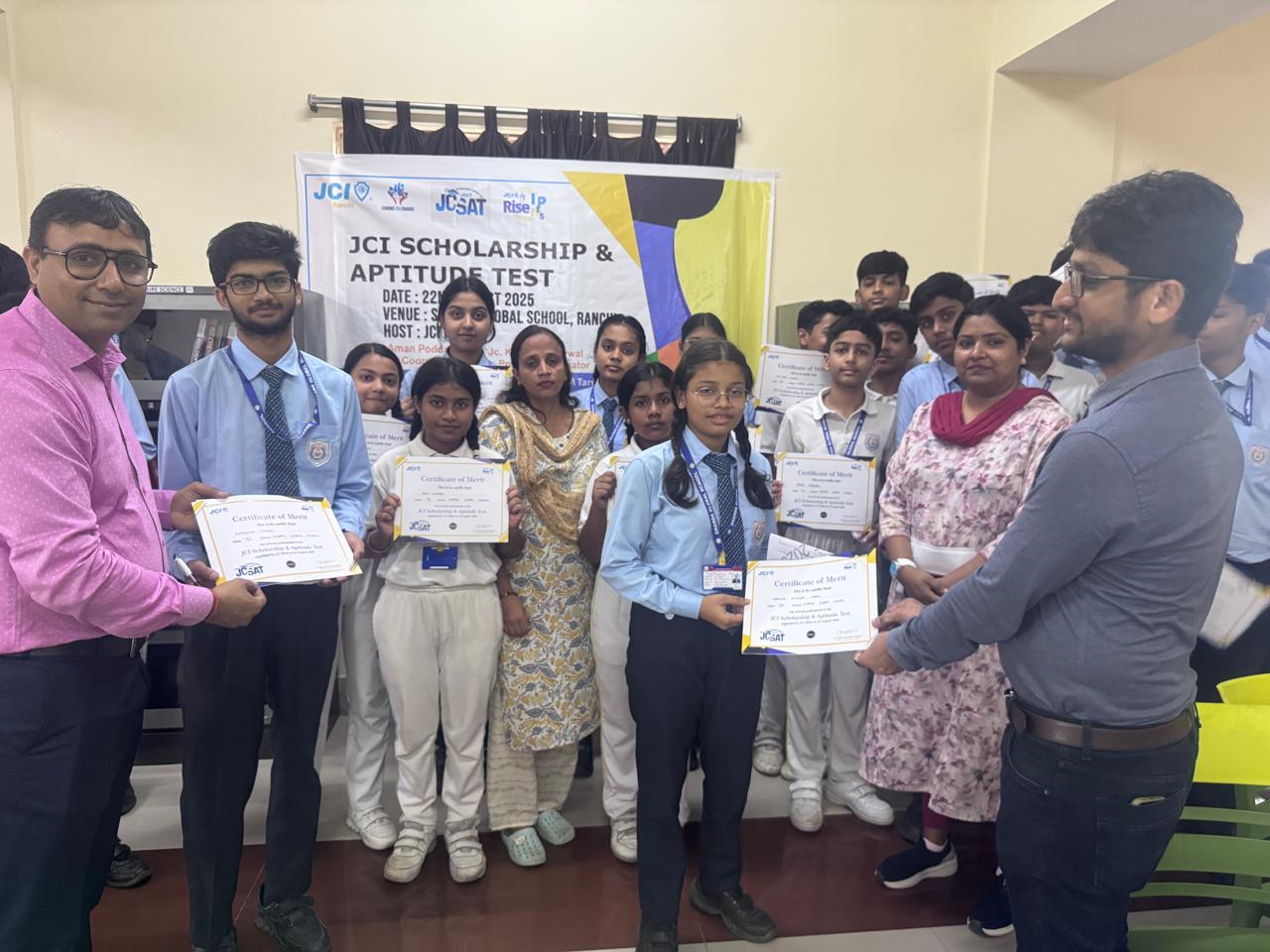 प्रमाणपत्र देकर सम्मानित करते अतिथि और छात्रगण प्रमाणपत्र देकर सम्मानित करते अतिथि और छात्रगण