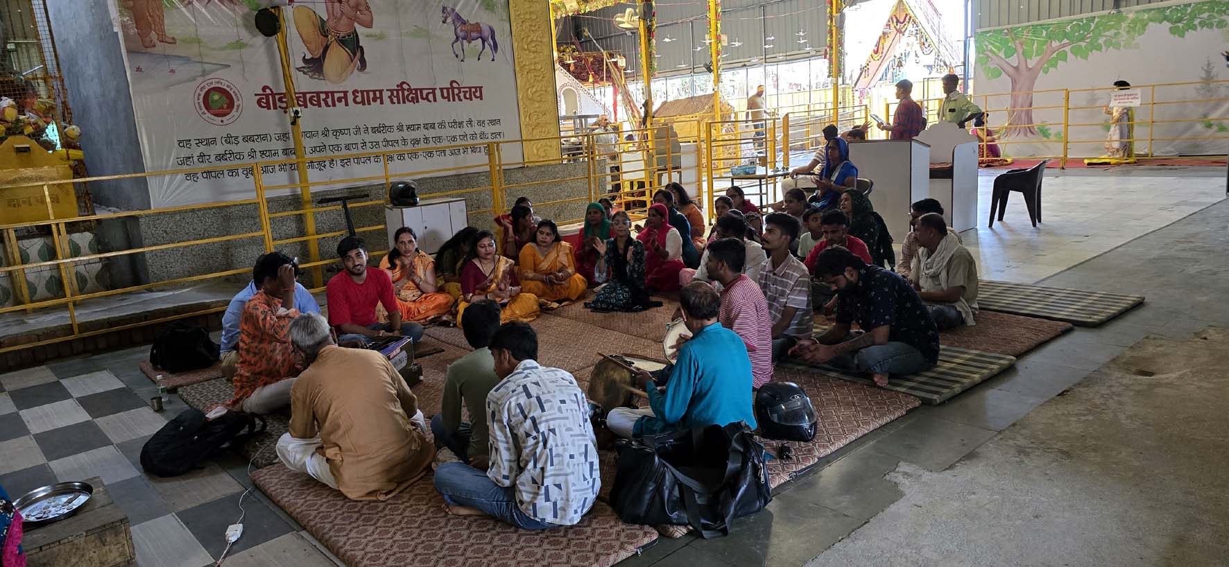 बीड़ बबरान धाम में आयोजित श्रीकृष्ण छठी व नंद महोत्सव में हिस्सा लेते श्रद्धालुगण।