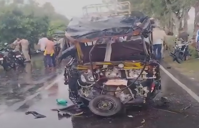 दुर्घटनाग्रस्त ऑटो जिसमें सवार 08 लोगों की पटना में हुई मौत की फोटो दुर्घटनाग्रस्त ऑटो जिसमें सवार 08 लोगों की पटना में हुई मौत की फोटो