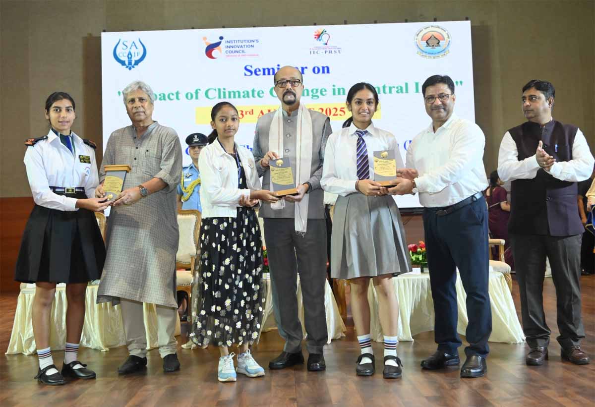विभिन्न प्रतियोगिताओं के विजेताओ को राज्यपाल डेका सम्मानित करते विभिन्न प्रतियोगिताओं के विजेताओ को राज्यपाल डेका सम्मानित करते